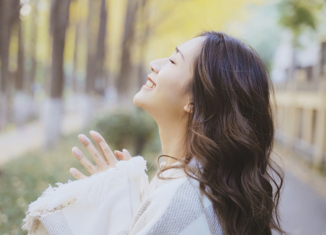 女生摆poss的姿势图片图片